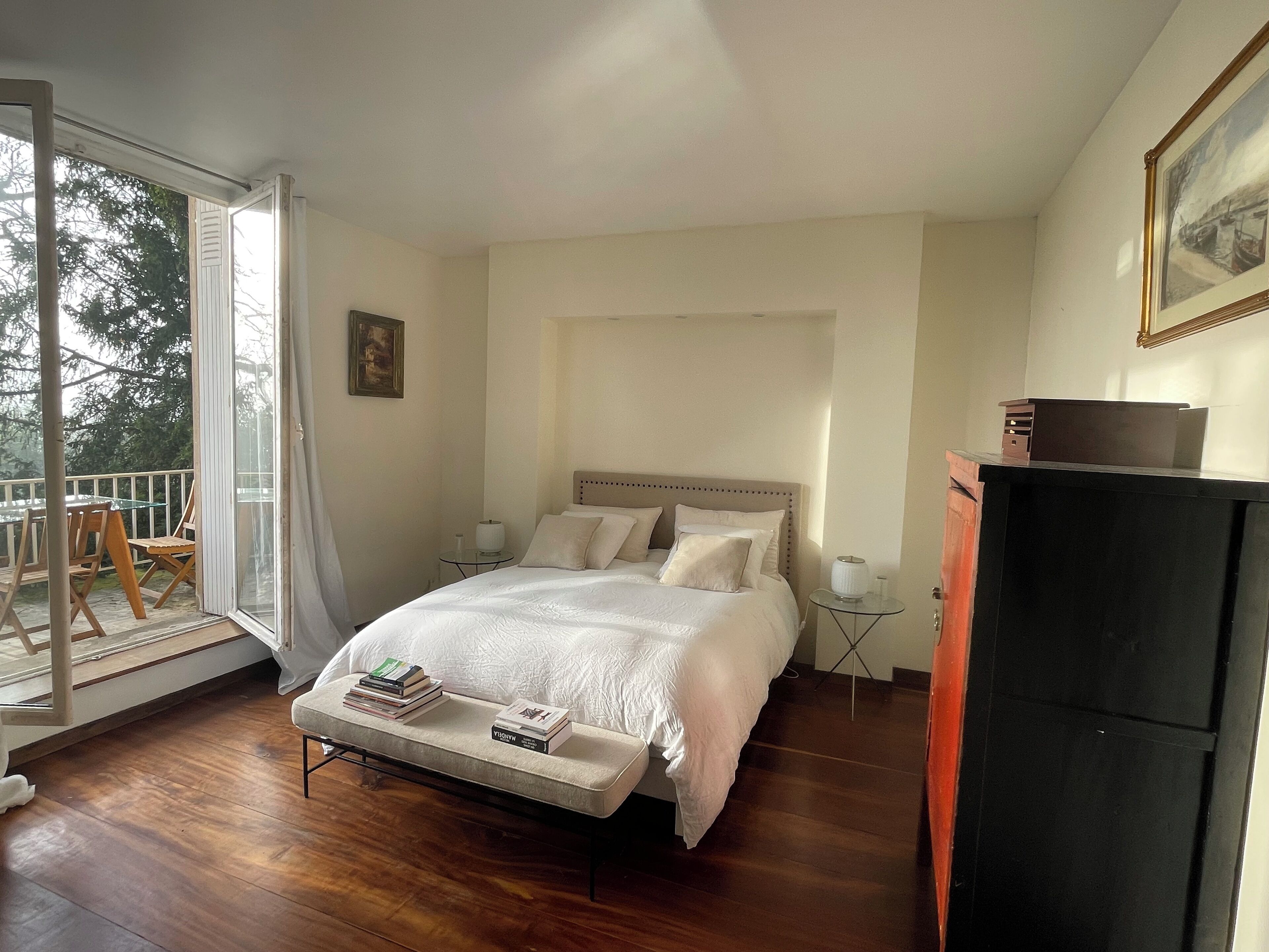 Een bureau, een strijkplank/strijkijzer, reisbedje, gratis wifi