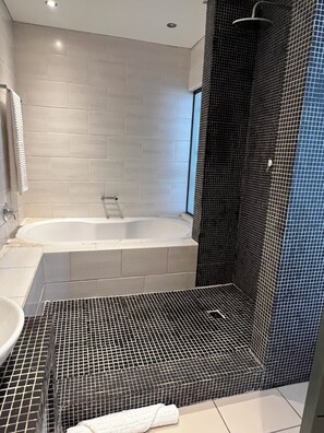 Een haardroger, handdoeken, zeep, toiletpapier