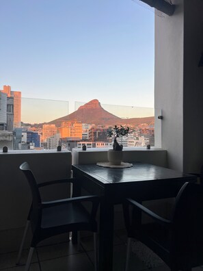 Outdoor dining - Peaceful 1-bedroom apartment in charming Cape Town- The View on Long (Cape Town)