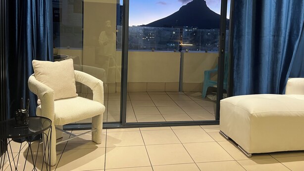 A balcony with a view of a mountain and city lights. - Peaceful 1-bedroom apartment in charming Cape Town- The View on Long (Cape Town)