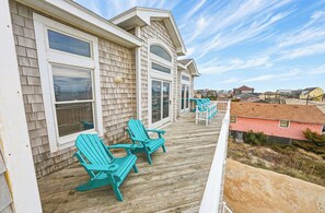 Terrace/patio - Sprawling 3 Story BeachFront Home with Pool, Game Room, Hot Tub, Sleeps 16 (Rodanthe)