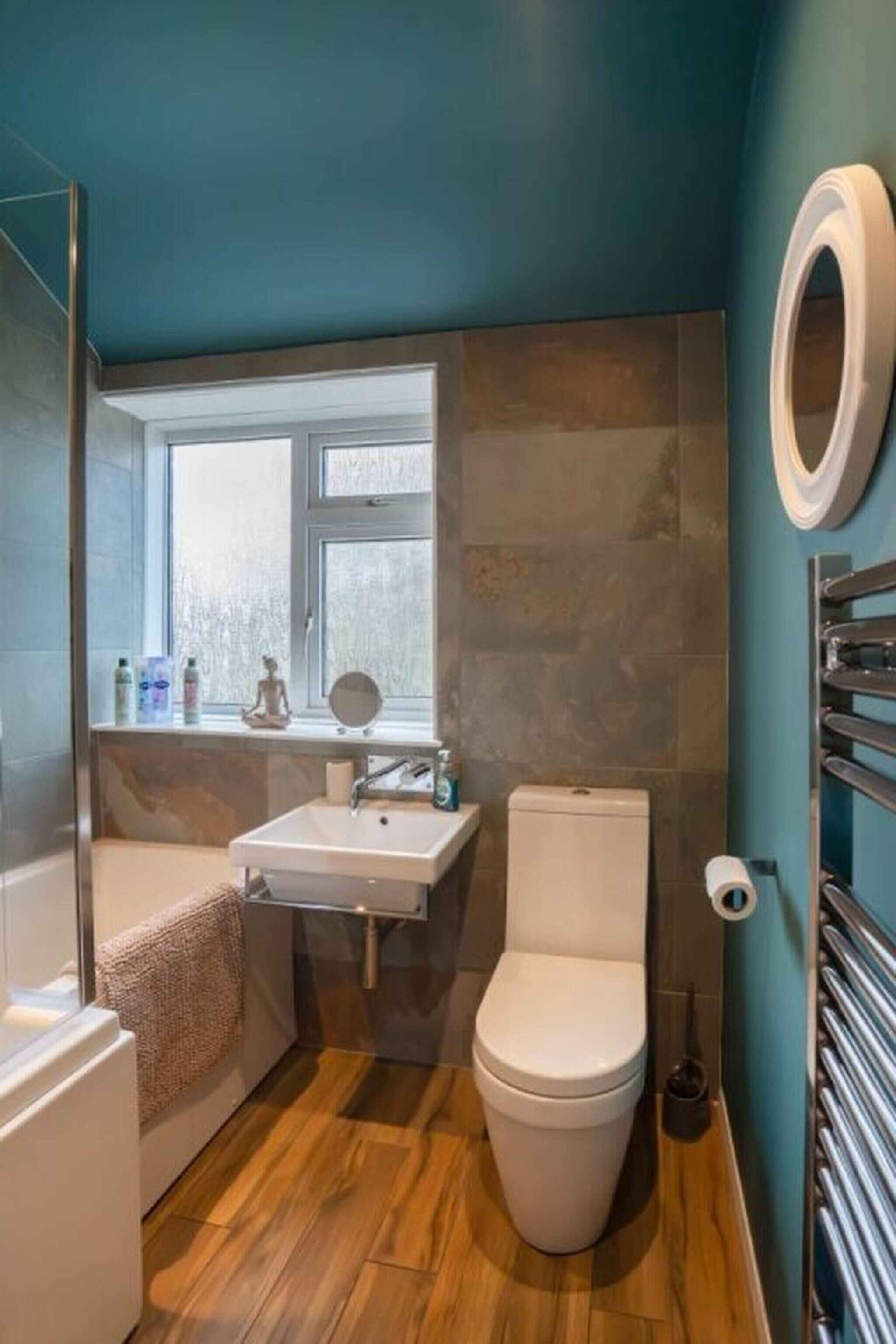 A modern bathroom with a bathtub, a sink, and a toilet.