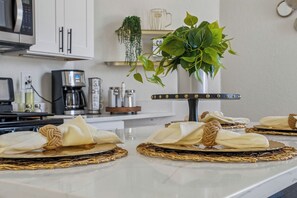 Fridge, microwave, oven, stovetop - Cozy Historic Gem: 5 Mins to Downtown SA (San Antonio)