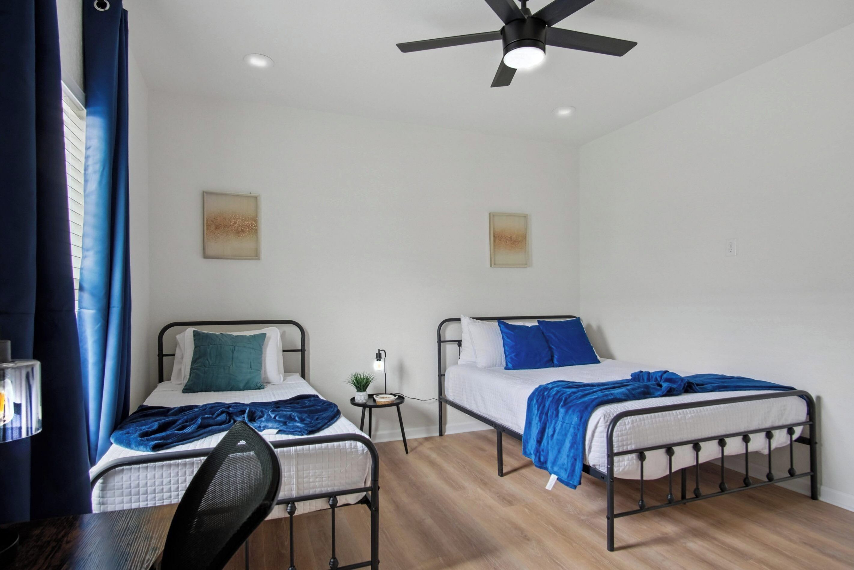 Een strijkplank/strijkijzer, wifi, beddengoed