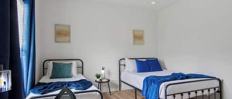 Een strijkplank/strijkijzer, wifi, beddengoed