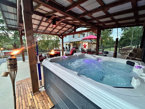 Hot Tub, Private Creek, Trout Fishing, Sauna, & Mountain View