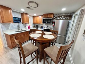 Microwave, oven, stovetop, dishwasher - Hot Tub, Private Creek, Trout Fishing, Sauna, & Mountain View (Star Tannery)