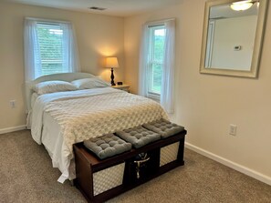 Tabla de planchar con plancha, wifi, ropa de cama