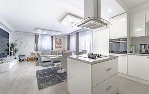 Fridge, microwave, stovetop, dishwasher - Beautiful home in Zagreb (Zagreb)