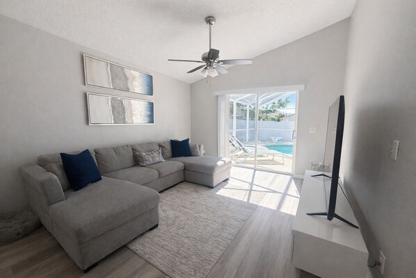 Smart TV, fireplace - Enchanted Escape 3BR Near Disney with Private Pool (Davenport)