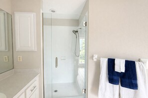 Jetted bath, hair dryer, towels, toilet paper - Enchanted Escape 3BR Near Disney with Private Pool (Davenport)
