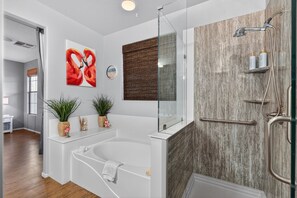 Shower, hair dryer, towels, soap - New Listing - Single Story w/Pool & Hot Tub - Glendale - State Farm - West Gate (Glendale)