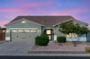 Exterior - New Listing - Single Story w/Pool & Hot Tub - Glendale - State Farm - West Gate (Glendale)