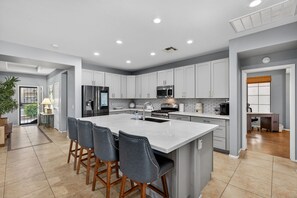 Fridge, microwave, oven, stovetop - New Listing - Single Story w/Pool & Hot Tub - Glendale - State Farm - West Gate (Glendale)