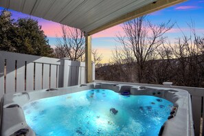 Outdoor spa tub - Luxury Camelback Summit: 5bed 4bath, Hot Tub, Game Room, Movie Room, Slope Views (Tannersville)