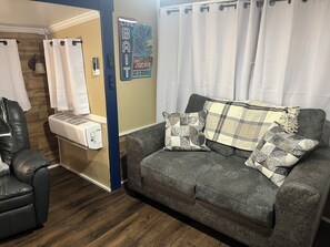 Smart TV, fireplace - Fisherman's Retreat: Cozy 1-bedroom caravan in marvelous Cosby, TN (Cosby)