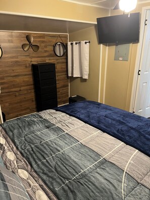 1 bedroom, iron/ironing board, free WiFi, bed sheets - Fisherman's Retreat: Cozy 1-bedroom caravan in marvelous Cosby, TN (Cosby)