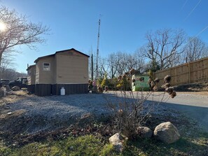 Property grounds - Fisherman's Retreat: Cozy 1-bedroom caravan in marvelous Cosby, TN (Cosby)