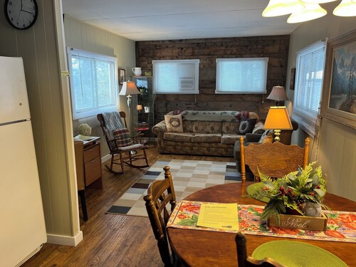 Mountain Cabin at the foot of Mount Seven, private drive, private entrance