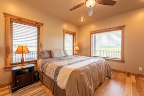 Travel crib, free WiFi, bed sheets, wheelchair access
