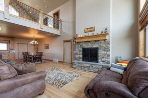 Smart TV, fireplace - Teton View Retreat- Hot Tub - Game Room - Fire Pit (Alta)