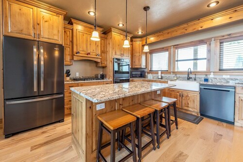 Teton View Retreat - Hot Tub - Game Room -Fire Pit