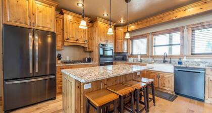 Teton View Retreat - Hot Tub - Game Room -Fire Pit