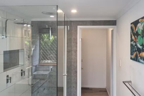 Shower, hair dryer, towels, soap - Quaint studio with AC in friendly Kuluin neighborhood (Kuluin)