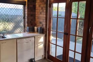 Interior - Quaint studio with AC in friendly Kuluin neighborhood (Kuluin)