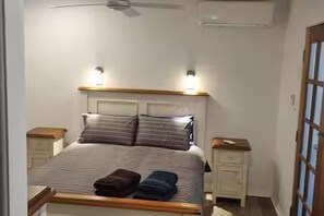 1 bedroom, iron/ironing board, WiFi, bed sheets - Quaint studio with AC in friendly Kuluin neighborhood (Kuluin)
