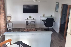 Interior - Quaint studio with AC in friendly Kuluin neighborhood (Kuluin)