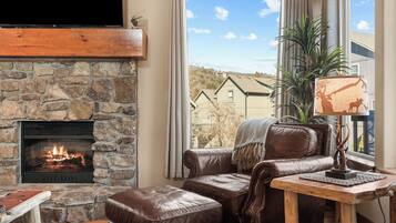 Smart TV, fireplace