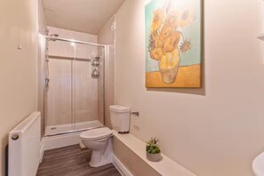 Shower, hair dryer, towels, soap - Cosy 1-bedroom apartment in Newport perfect for relaxing stays (Newport)