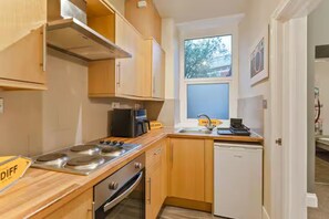 Private kitchen - Cosy 1-bedroom apartment in Newport perfect for relaxing stays (Newport)