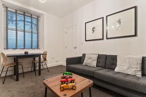 Interior - Cosy 1-bedroom apartment in Newport perfect for relaxing stays (Newport)