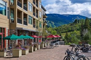 Outdoor dining - Westin Riverfront AVON/Beavercreek Spring Break March 14-21 Ski in/Ski Out (Avon)