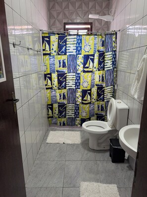 Toallas, jabón, papel de baño 