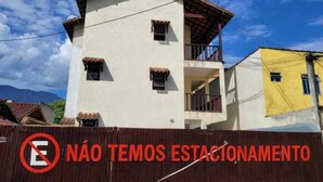 A two-story building with a balcony on the upper floor. - Angra Sol e Mar Suite: rest, comfort and enchanting beaches. Close to Brasfels. (Angra dos Reis)
