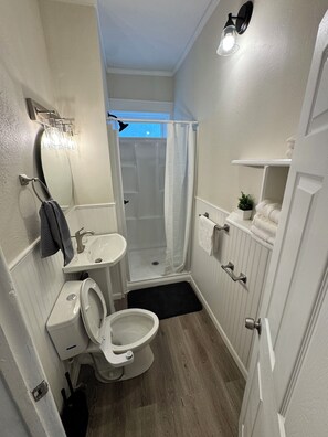 Dusj, hårføner, bidé og håndklær