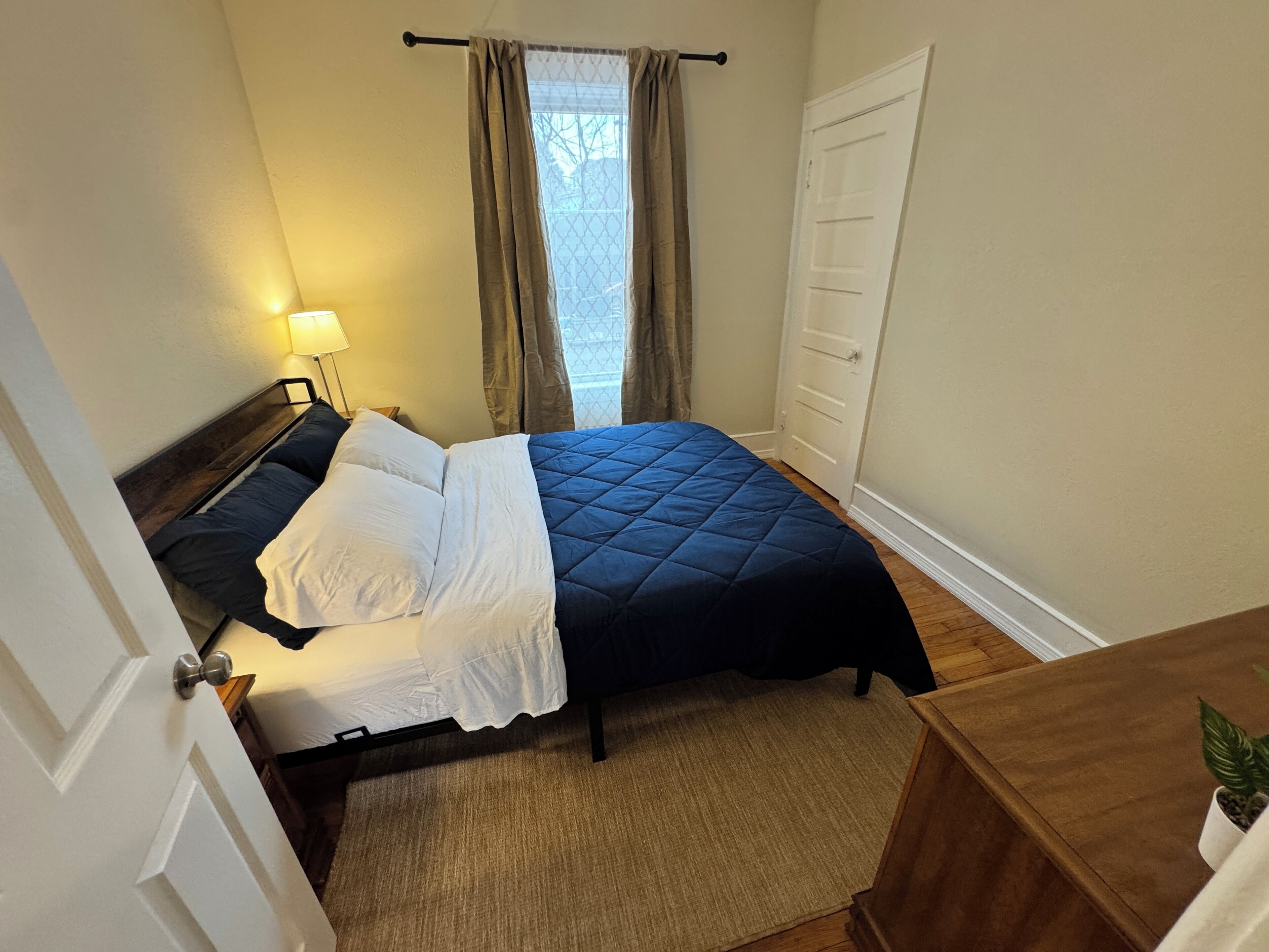 Iron/ironing board, WiFi, bed sheets