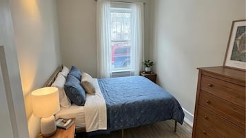 Silitysrauta/-lauta, Wi-Fi, vuodevaatteet