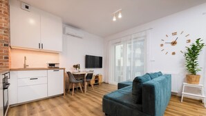 Un apartamento moderno con cocina, comedor y sala de estar.