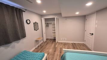 1 slaapkamer, een strijkplank/strijkijzer, wifi, beddengoed