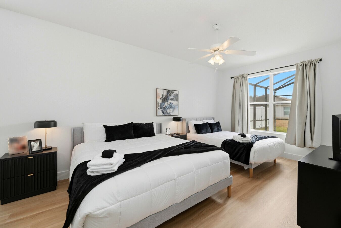 Schreibtisch, Bügeleisen/Bügelbrett, Reisekinderbett, WLAN