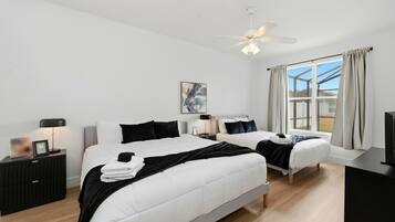 Schreibtisch, Bügeleisen/Bügelbrett, Reisekinderbett, WLAN