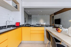 Apartamento 1 Dorm Casal | 私人廚房 | 微波爐、爐具、咖啡機/沖茶器、廚房用具/餐具/器皿