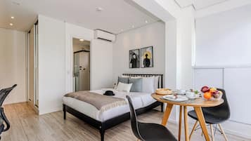 Studio Casal com Varanda | Individually decorated, individually furnished, laptop workspace