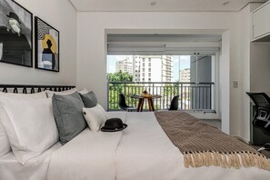 Studio Casal com Varanda | Individually decorated, individually furnished, laptop workspace