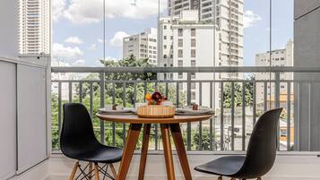 Studio Casal com Varanda | Speisen im Freien