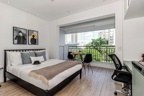 Studio Casal com Varanda | Individually decorated, individually furnished, laptop workspace